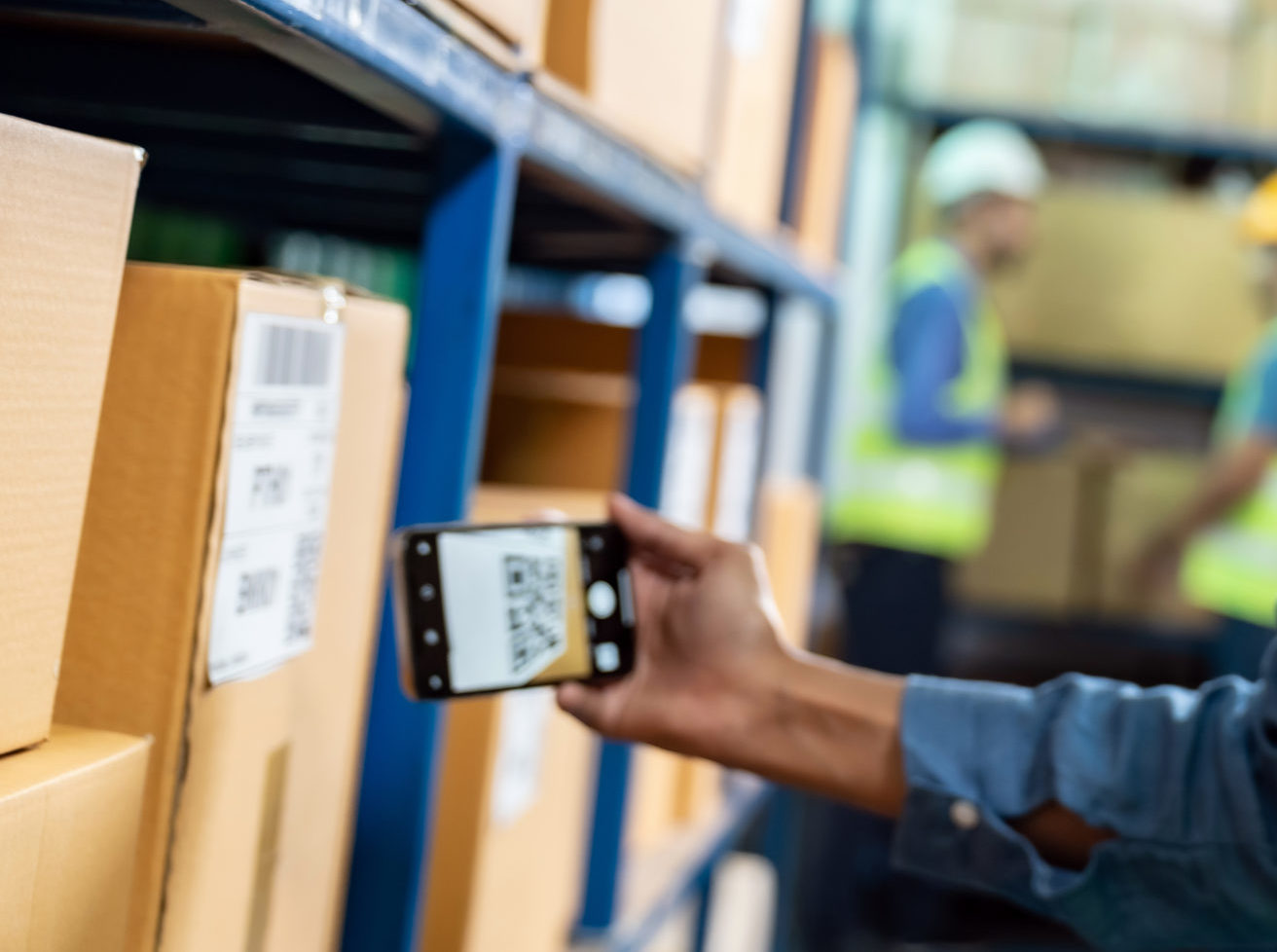 Warehouse,Worker,Use,Mobile,Phone 领航国际官方网站图片